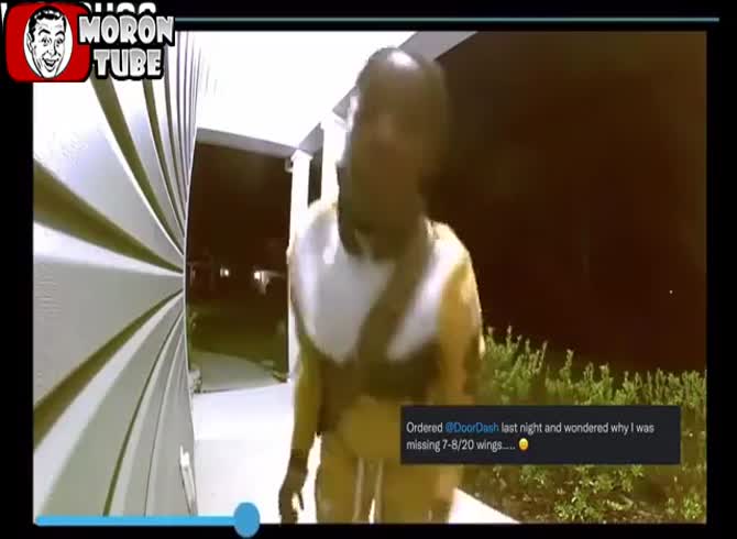 Video :The delivery girl gets apprehended pilfering chicken wings from her customer!